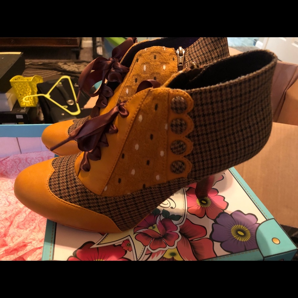 Poetic license cutie booties